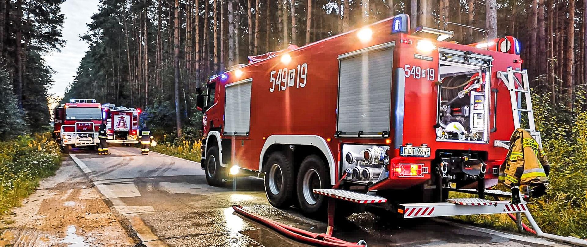 Samochody pożarnicze w trakcie akcji gaśniczej