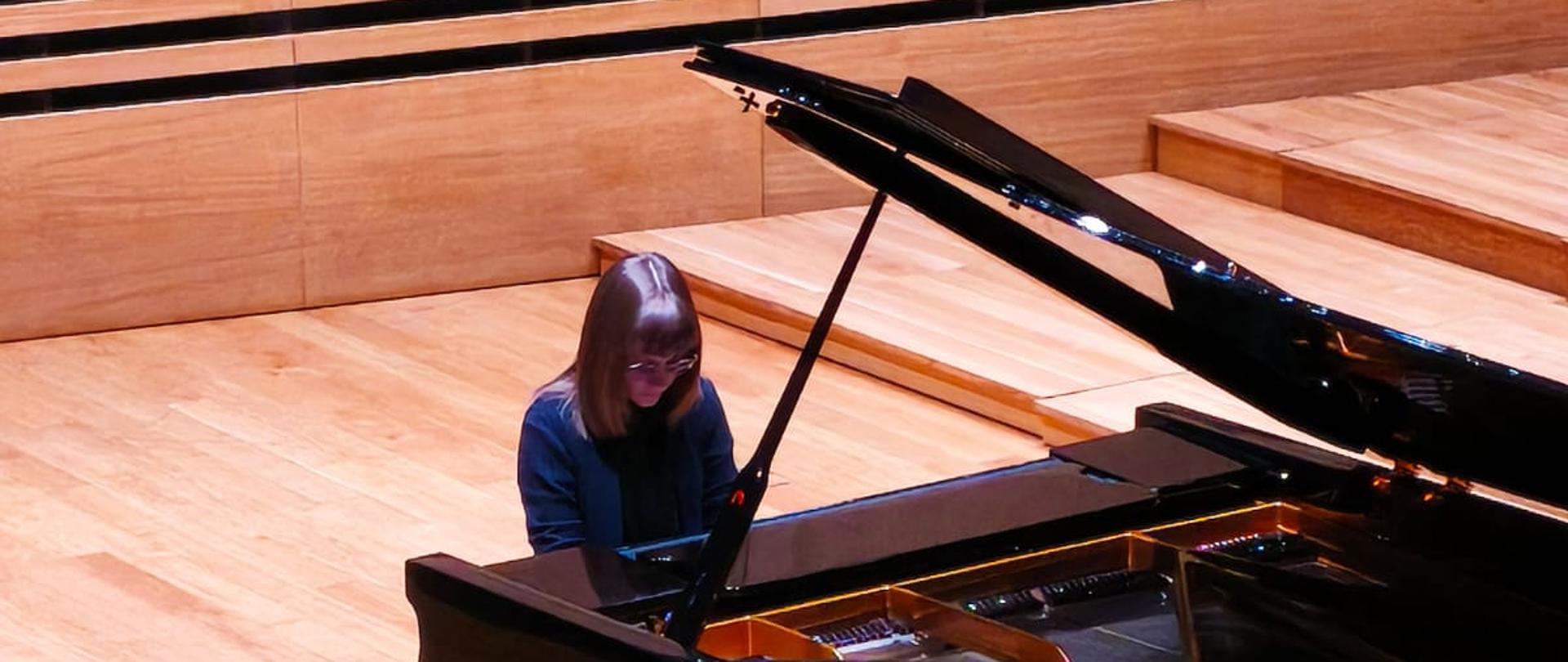 Dziewczyna gra na fortepianie.