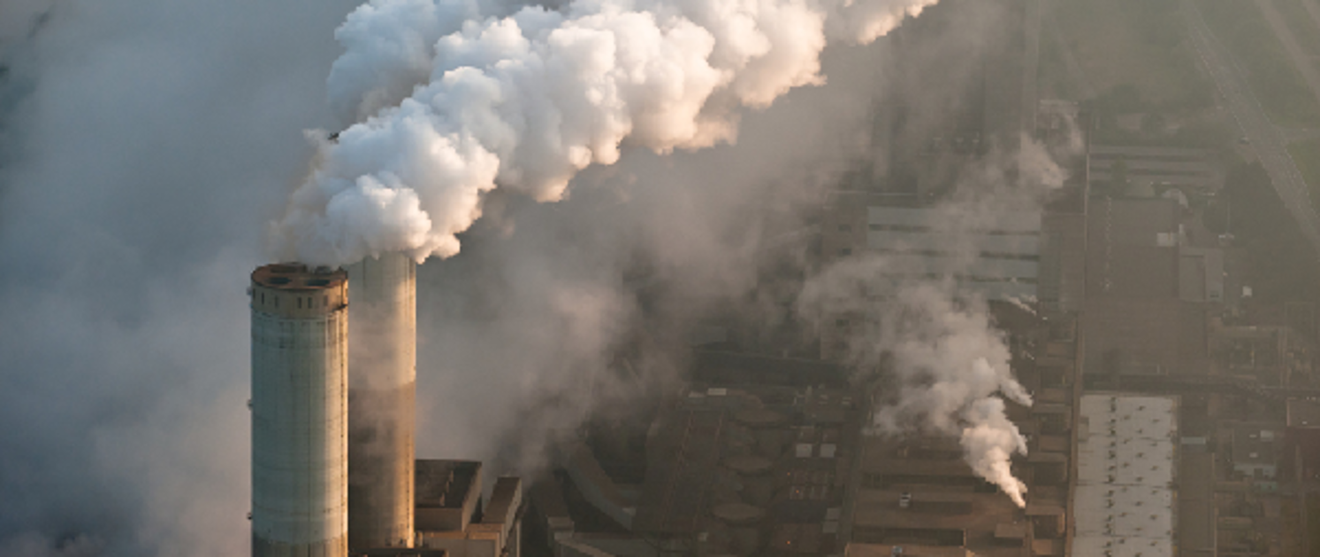 dymiące kominy w fabryce