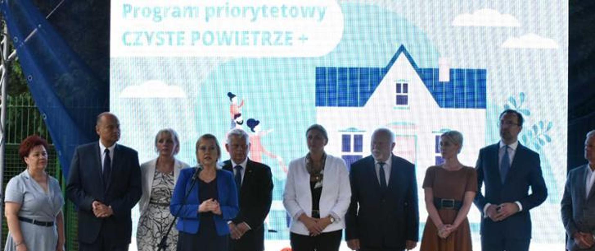 Wiele osób stojących na scenie