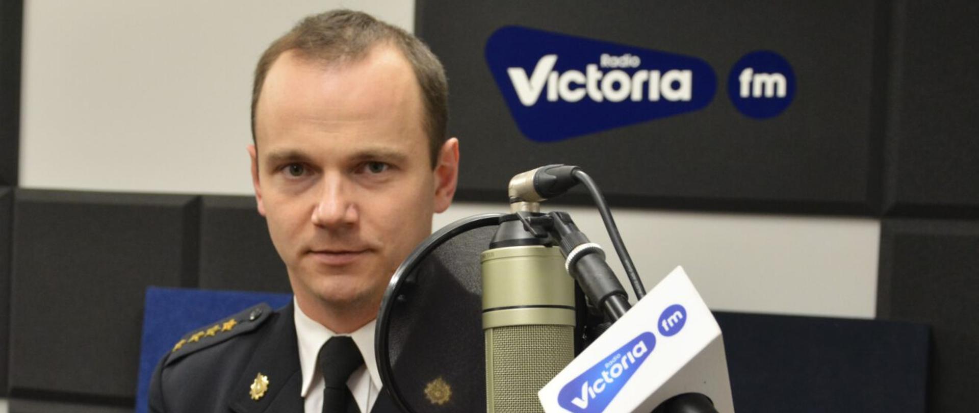 st. kpt. Jarosław Belina siedzi przed mikrofonem w studiu nagraniowym Radia Victoria