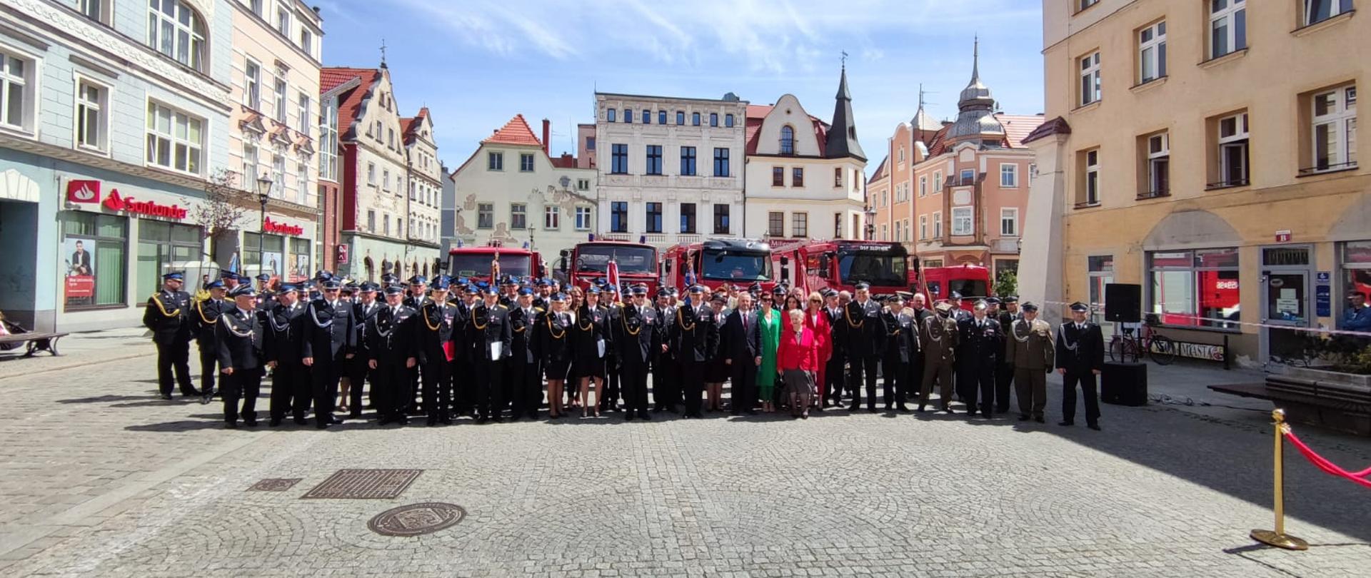 Na rynku w Żarach po uroczystości wszyscy zaproszeni goście i strażacy zrobili wspólne zdjęcie.