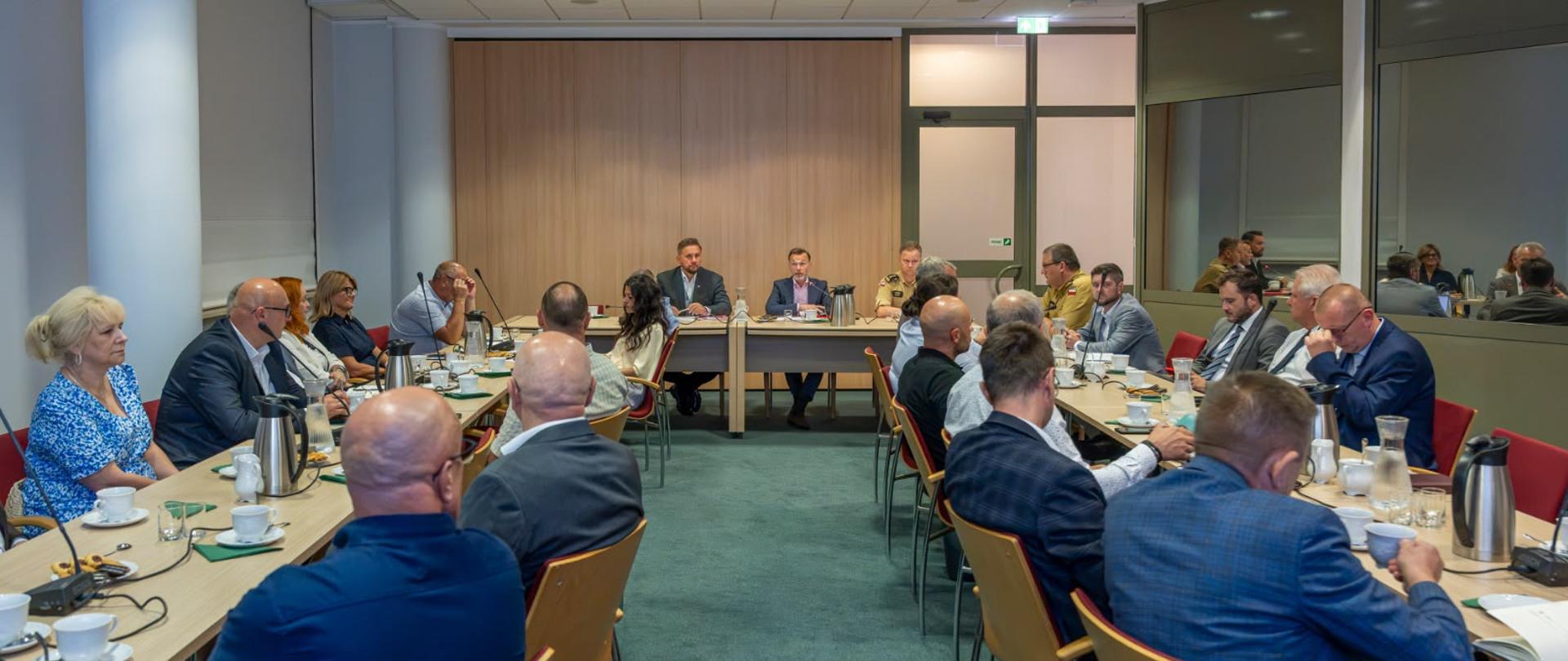 Spotkanie wojewody Jacka Brzozowskiego i wicewojewody Pawła Krutula ze starostami oraz prezydentami miast z Podlaskiego