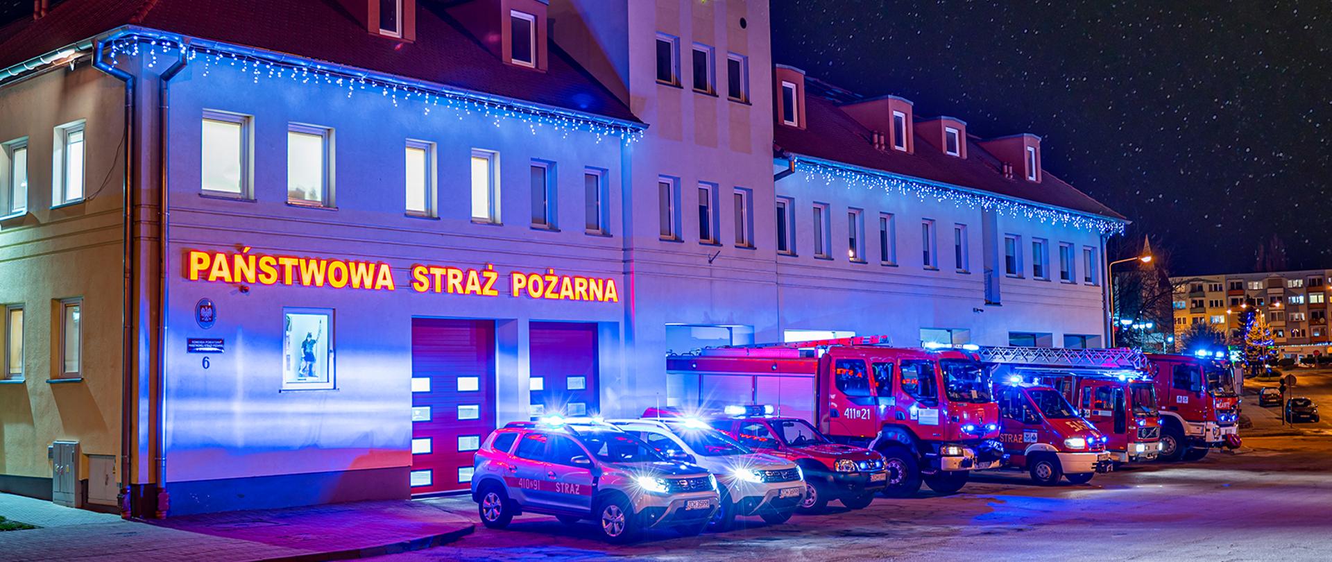 Na zdjęciu widać budynek KP PSP w Choszcznie oraz wozy strażackie, które częściowo znajdują się w bramach wyjazdowych.
