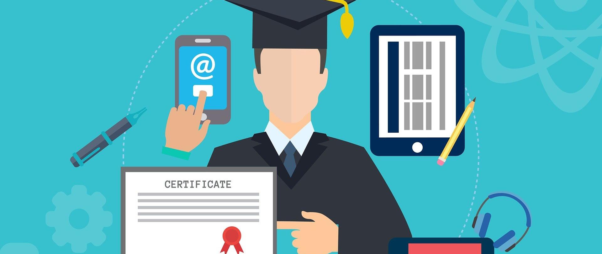 Absolwent w todze i birecie, certyfikat na białym tle z czerwoną wstążką, telefon ze słuchawkami nausznymi, tablet i ołówek, telefon ze znakiem małpy na ekranie, pióro