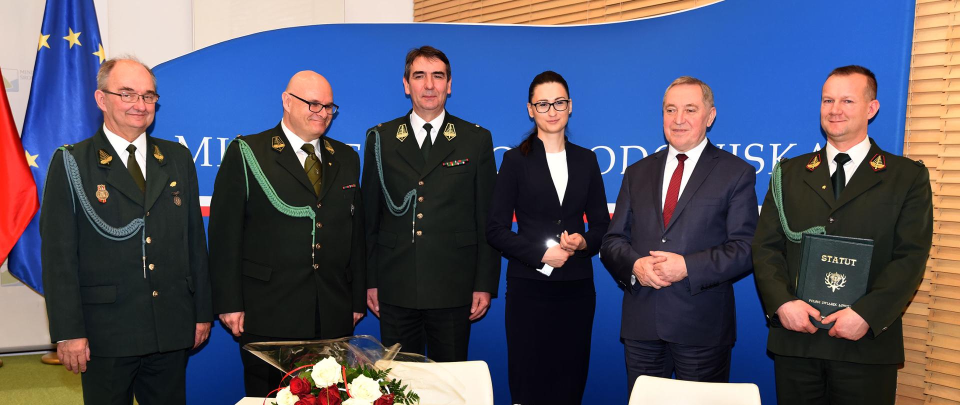 (od lewej) Członkowie PZŁ, wiceminister Małgorzata Golińska, minister środowiska Henryk Kowalczyk i prezes Prezydium Naczelnej Rady Łowieckiej Rafał Malec po podczas uroczystości podpisania Statutu PZŁ