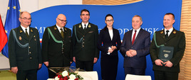 Członkowie PZŁ, wiceminister Małgorzata Golińska, minister środowiska Henryk Kowalczyk i prezes Prezydium Naczelnej Rady Łowieckiej Rafał Malec po podczas uroczystości podpisania Statutu PZŁ