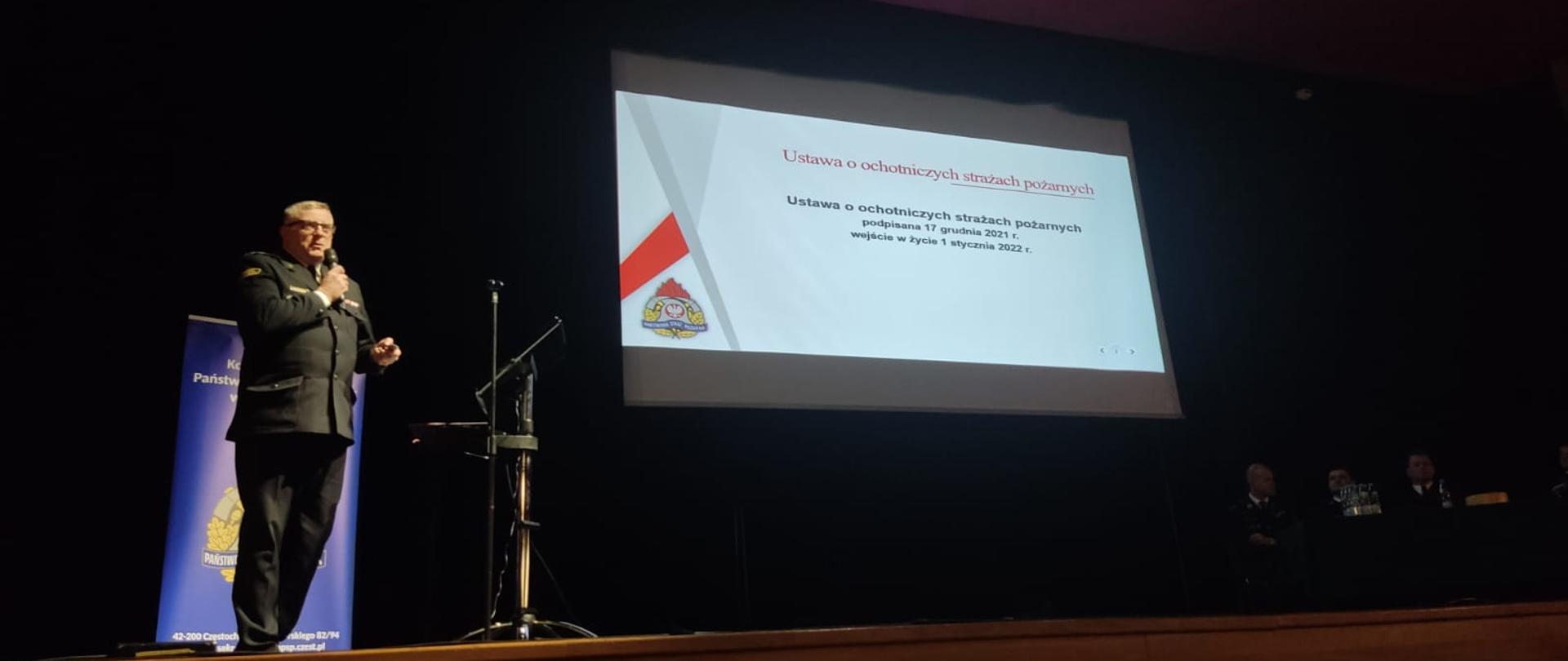 Na zdjęciu Zastępca Śląskiego Komendanta Wojewódzkiego przedstawiający prezentację dotyczącą Ustawy o ochotniczych strażach pożarnych