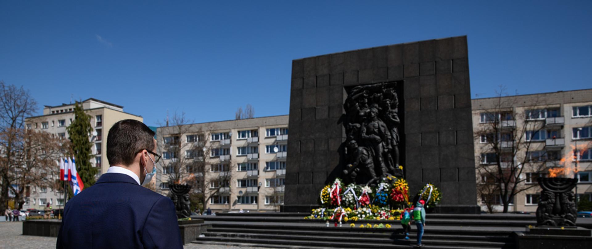 Premier przed pomnikiem Bohaterów Getta.