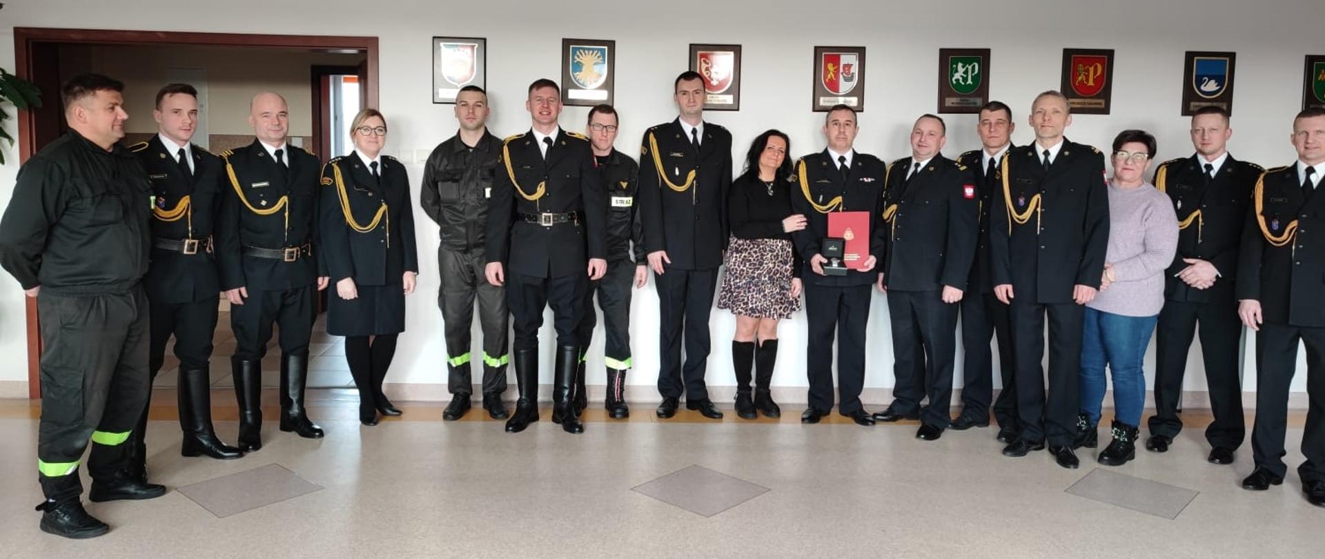Na zdjęciu widzimy pracowników i funkcjonariuszy Komendy Powiatowej PSP w Pruszczu Gdańskim pozujących podczas pamiątkowego zdjęcia z emerytem.
