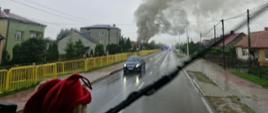 Widok na unoszący się dym z płonącego budynku 