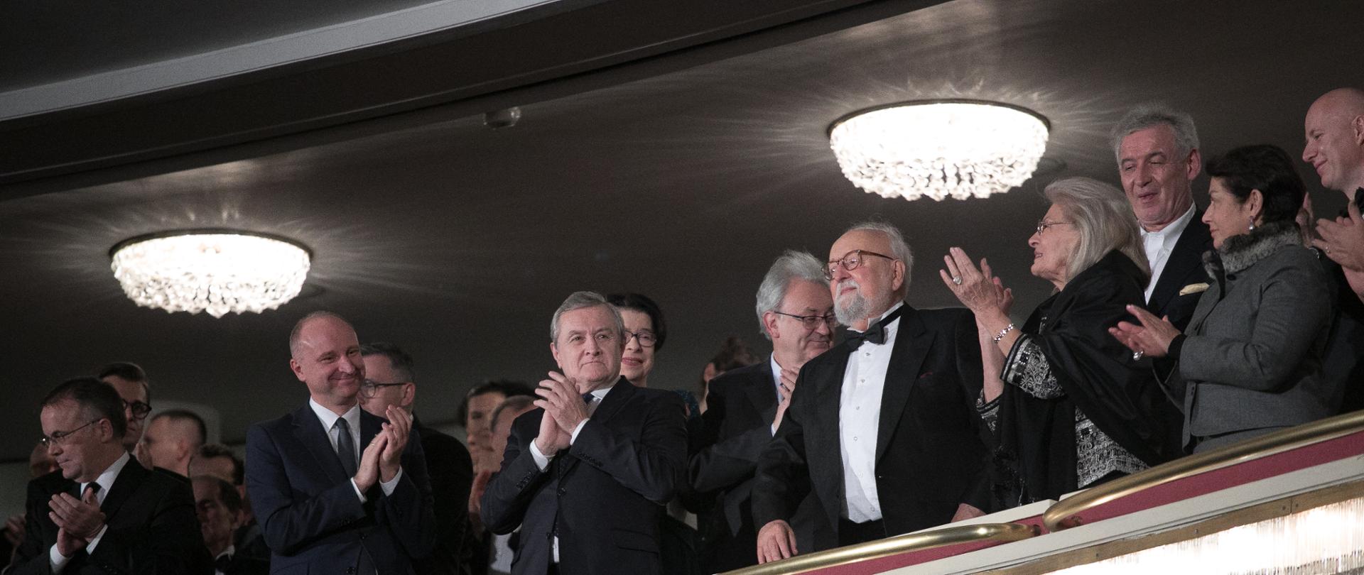 Krzysztof Penderecki wraz z żoną oraz Jarosław Sellin, Piotr Gliński i Waldemar Dąbrowski w loży Teatru Wielkiego Opery Narodowe w Warszawie 