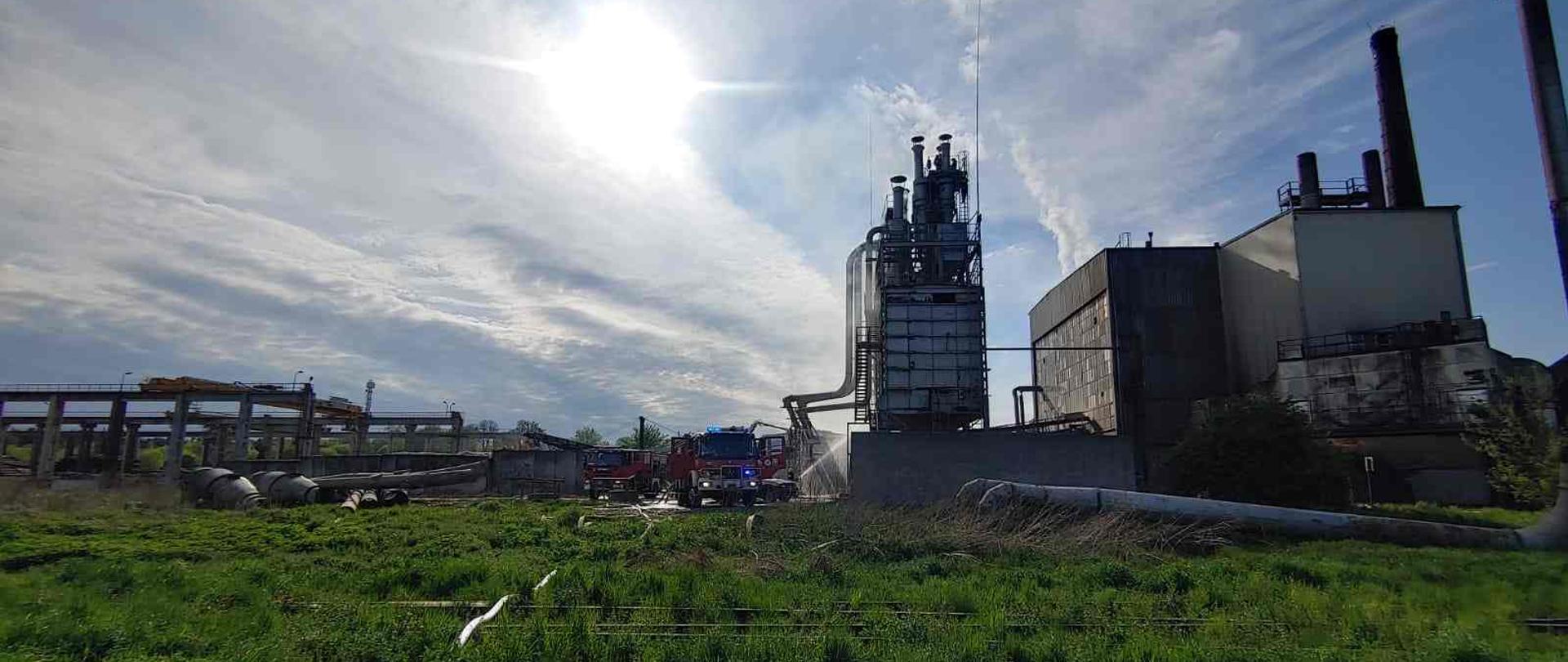 Strażacy podają pianę na ognisko pożaru.