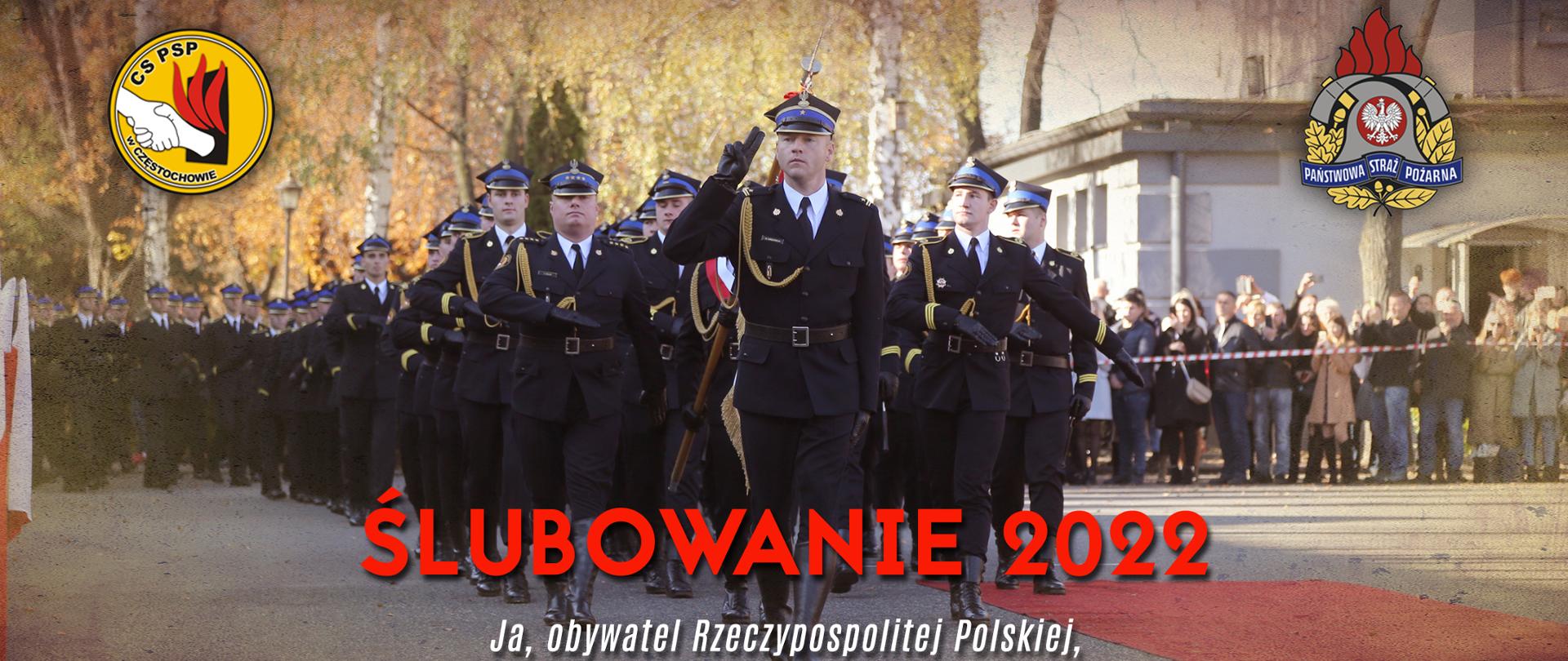 Na zdjęciu widoczna maszerująca kompania honorowa CS PSP. W lewym górnym rogu logo CS PSP, w prawym górnym rogu logo PSP. Na środku, u dołu zdjęcia, napis ŚLUBOWANIE 2022, poniżej dwa wersy roty ślubowania