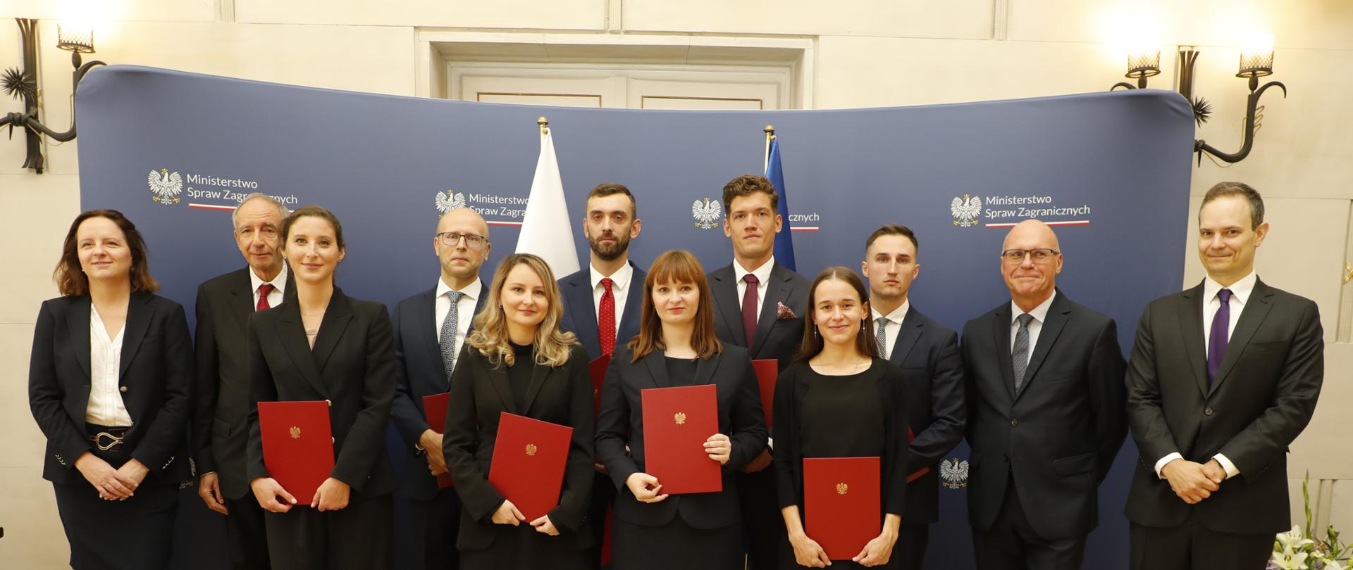 Wspólne zdjęcie pamiątkowe podczas uroczystości ślubowania i nadania pierwszych stopni dyplomatycznych