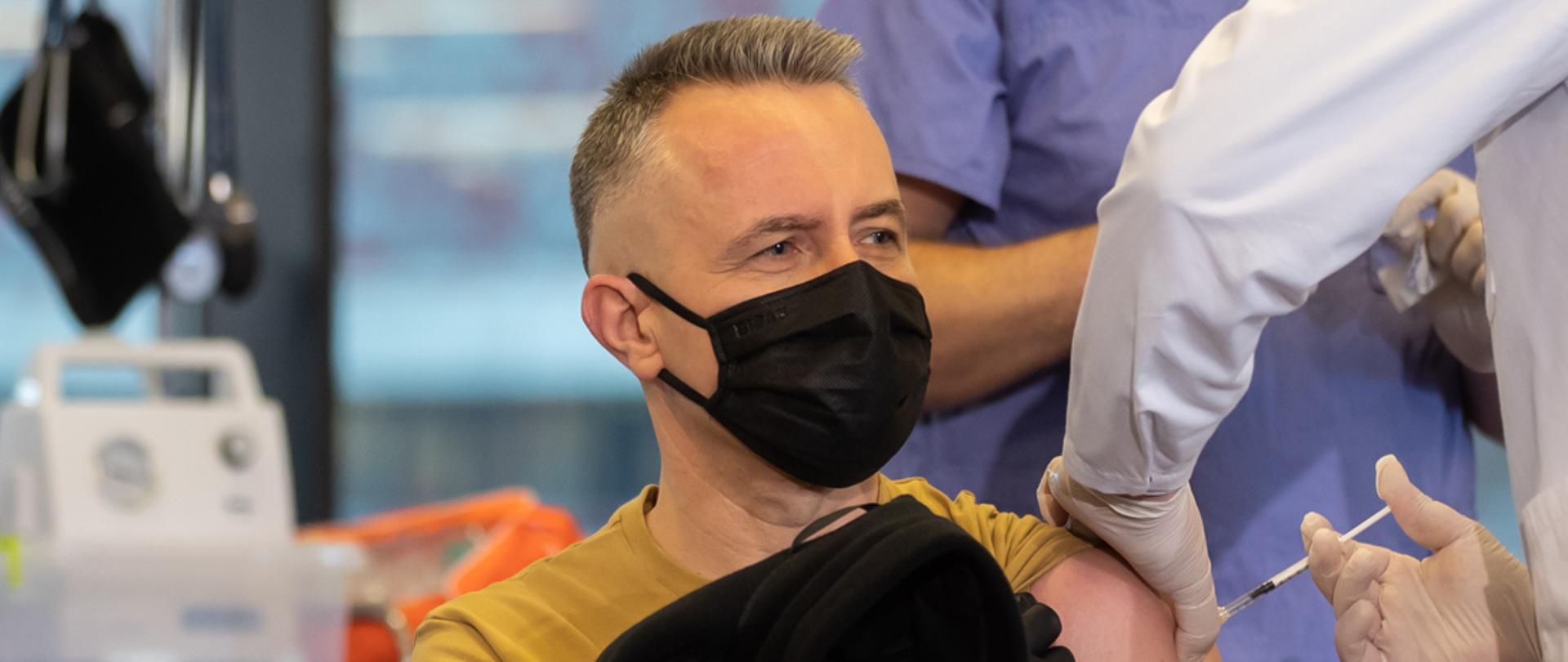 Na zdjęciu Komendant Główny Państwowej Straży Pożarnej, nadbrygadier Andrzej Bartkowiak, przyjmujący szczepionkę przeciwko wirusowi Sars-COV-2 wywołującemu chorobę COVID-19 