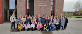Na zdjęciu znajduje się grupa uczniów wraz z pedagogami PSM I st. w Jaśle na tle wejścia do budynku Narodowej Orkiestry Polskiego Radia w Katowicach