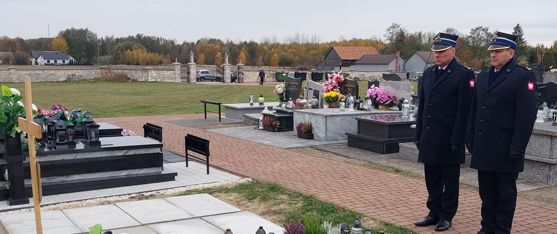 Zastępca Komendanta Wojewódzkiego PSP w Kielcach oraz Komendant Powiatowy PSP w Pińczowie składają hołd zmarłemu strażakowi OSP Michałów. 