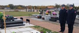 Zastępca Komendanta Wojewódzkiego PSP w Kielcach oraz Komendant Powiatowy PSP w Pińczowie składają hołd zmarłemu strażakowi OSP Michałów. 