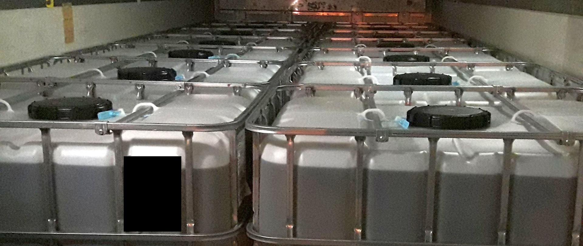 Duże pojemniki na ciecz typu Mauser w ciężarówce