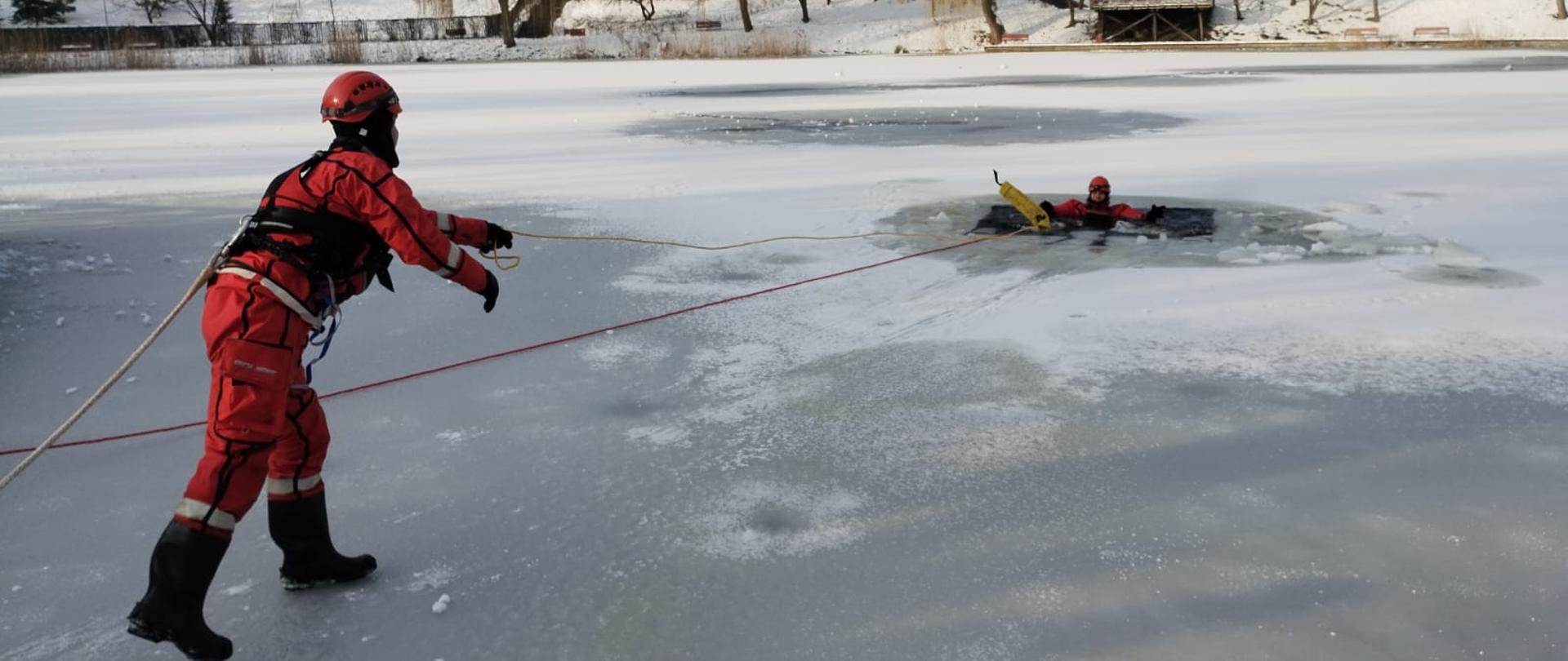 Na zdjęciu funkcjonariusze z Komendy Powiatowej Państwowej Straży Pożarnej w Świeciu podczas ćwiczeń z ratownictwa wodno lodowego