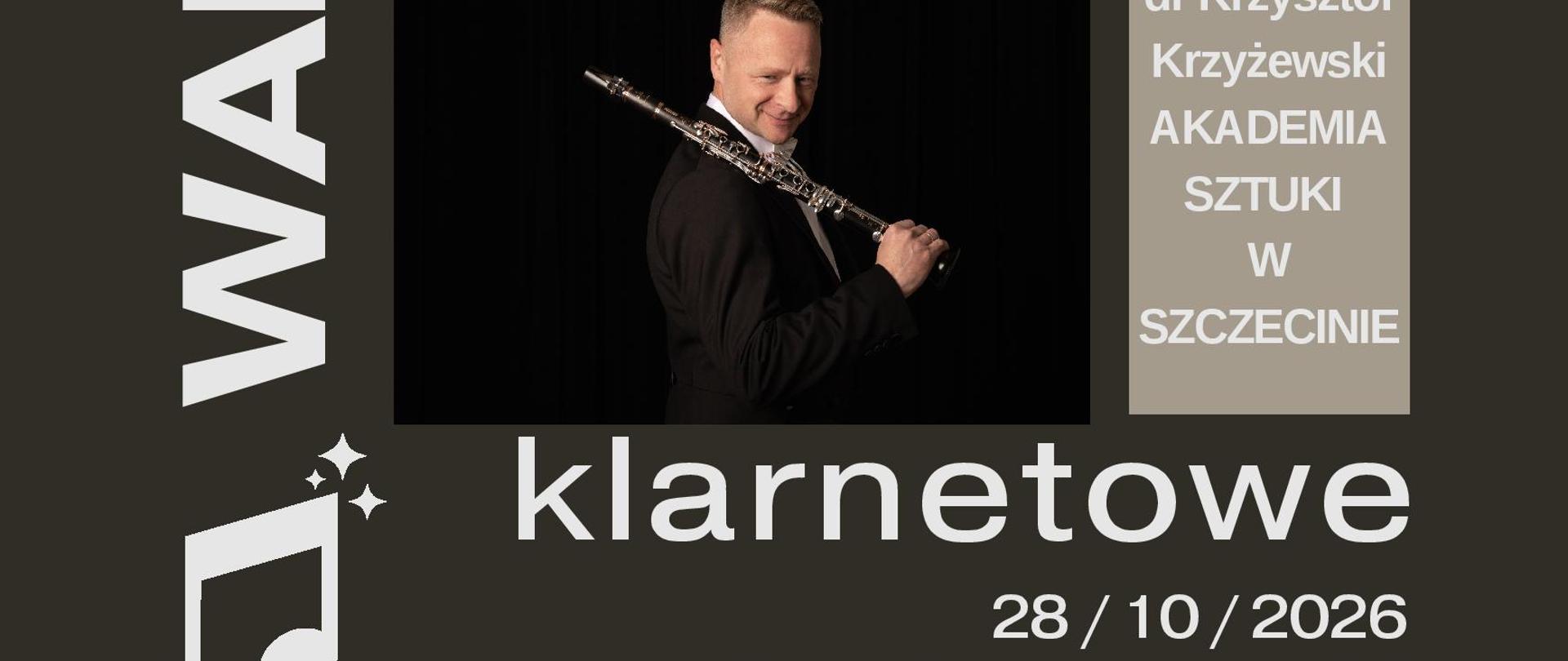 Plakat Warsztatów klarnetowych, które odbędą się 28 października 2026 roku o godz. 15.00 w sali 18.4. Na ciemnym, grafitowym tle umieszczono jasne napisy oraz fotografie dwóch muzyków trzymających klarnety. W górnej części znajduje się zdjęcie gościa specjalnego, prof. Gabriele Silvestriego z Włoch, ubranego w białą koszulę i czarne spodnie. Poniżej zamieszczono fotografię dr. Krzysztofa Krzyżewskiego z Akademii Sztuki w Szczecinie, ubranego w czarny strój i trzymającego klarnet na ramieniu., trzymającego klarnet na ramieniu. Po lewej stronie znajduje się pionowy napis „Warsztaty” oraz grafika nuty. W dolnej części plakatu umieszczono logotypy Państwowej Szkoły Muzycznej I i II stopnia im. Witolda Lutosławskiego w Stargardzie oraz Ogólnokształcącej Szkoły Muzycznej I stopnia w Stargardzie.
