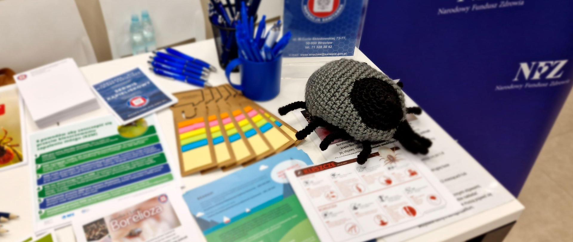 Punkt konsultacyjny z materiałami informacyjnymi