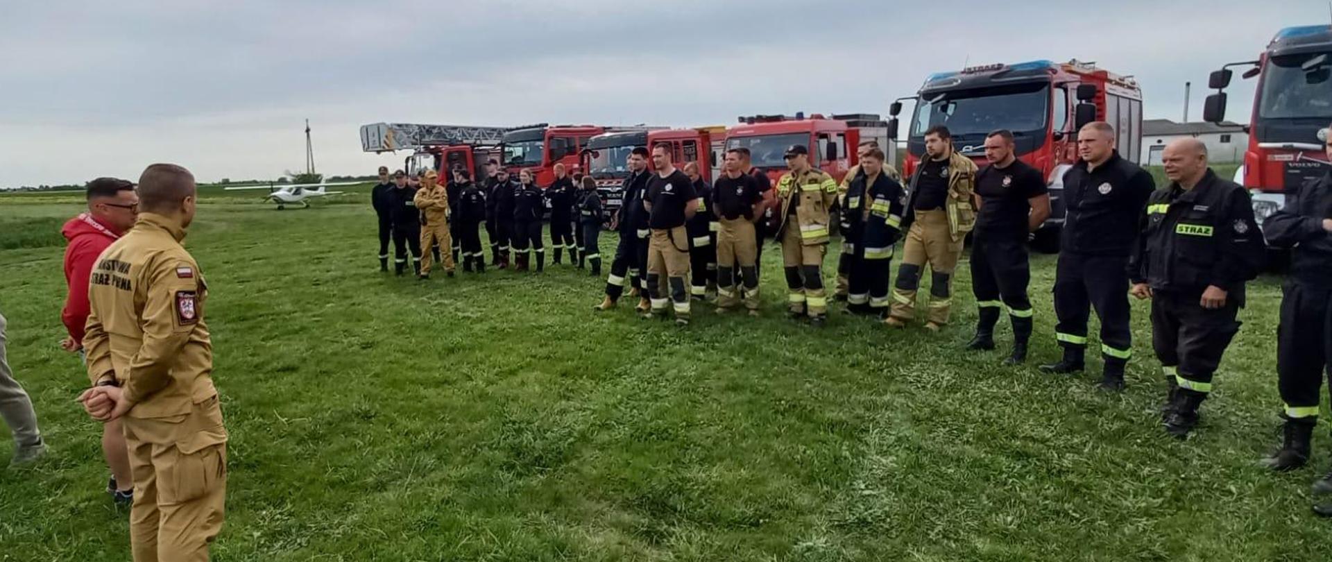 Zdjęcie przedstawia funkcjonariuszy PSP oraz druhów OSP podczas omawianych zagadnień 