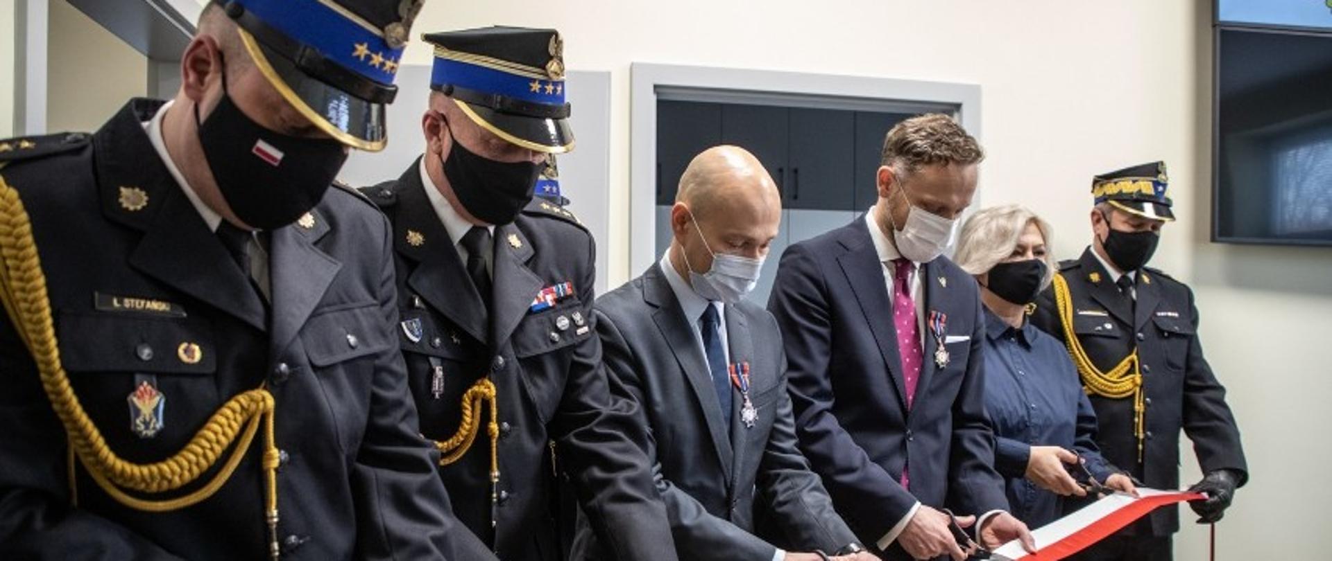 przecięcie wstęgi, od lewej komendant powiatowy, komendant wojewódzki, prezydent miasta, wojewoda, starosta, zastępca komendanta głównego
