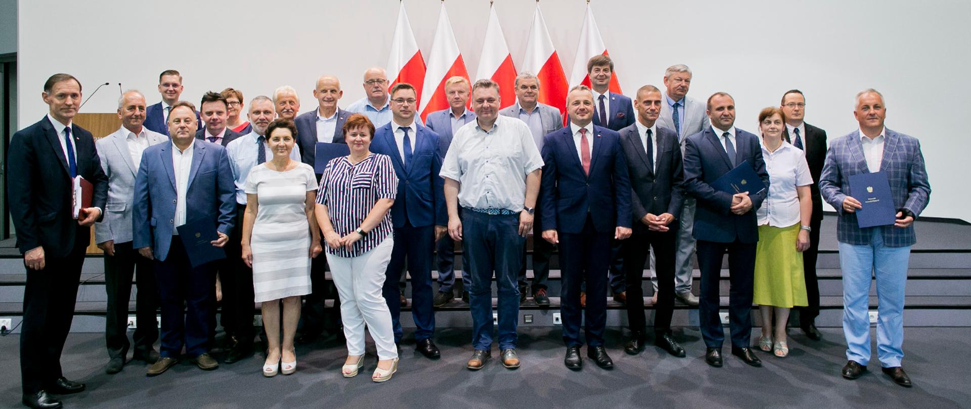 Zdjęcie grupowe. Samorządowcy, którzy podpisali umowę z wojewodą