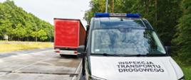 Zespół pojazdów zatrzymany przez inspektorów zachodniopomorskiej ITD przy wyjeździe ze Szczecina. Na pierwszym planie, po prawej, inspekcyjny furgon, za nim samochód ciężarowy zatrzymany do kontroli. Po lewej stronie zdjęcia - droga.