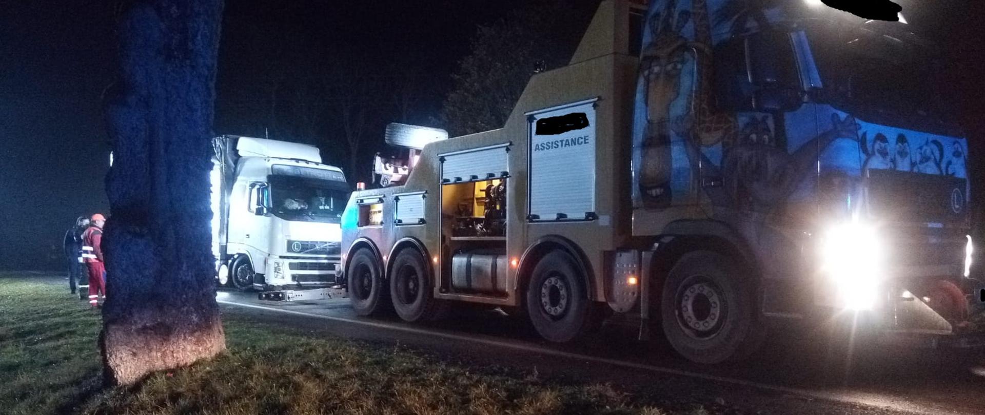 Holowanie ciężarówki za pomocą specjalnego auta holowniczego 