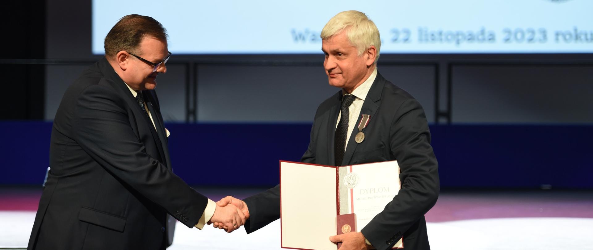 Wojewoda podlaski odznaczony Medalem „Pro Bono Poloniae”, fot. UdsKiOR