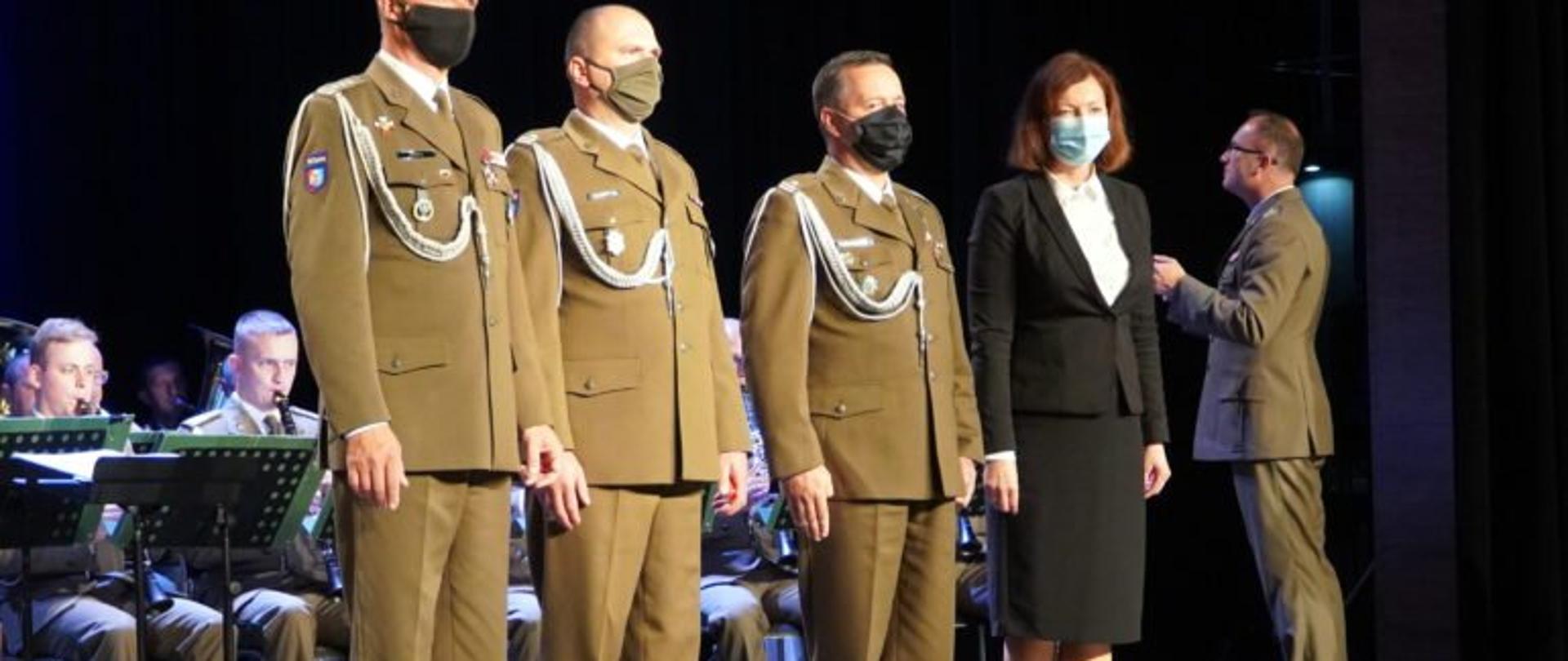 Wojewoda podczas obchodów Święta terenowych Organów Administracji Wojskowej