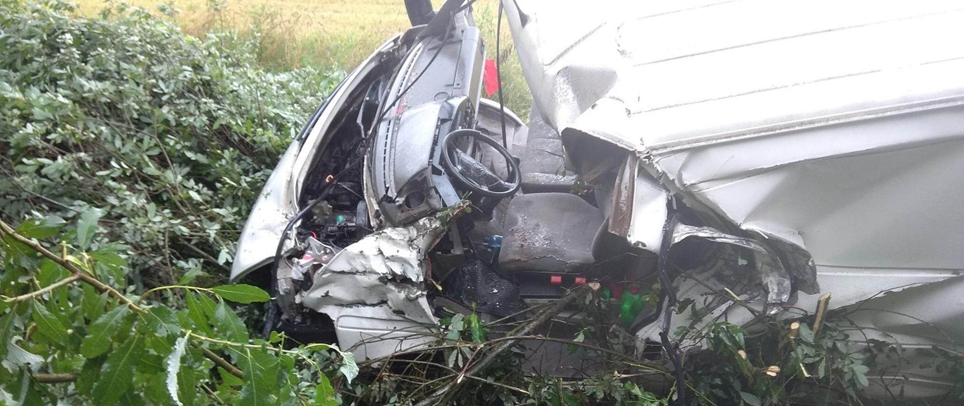 Zdjęcie obrazuje rozbity samochód dostawczy.