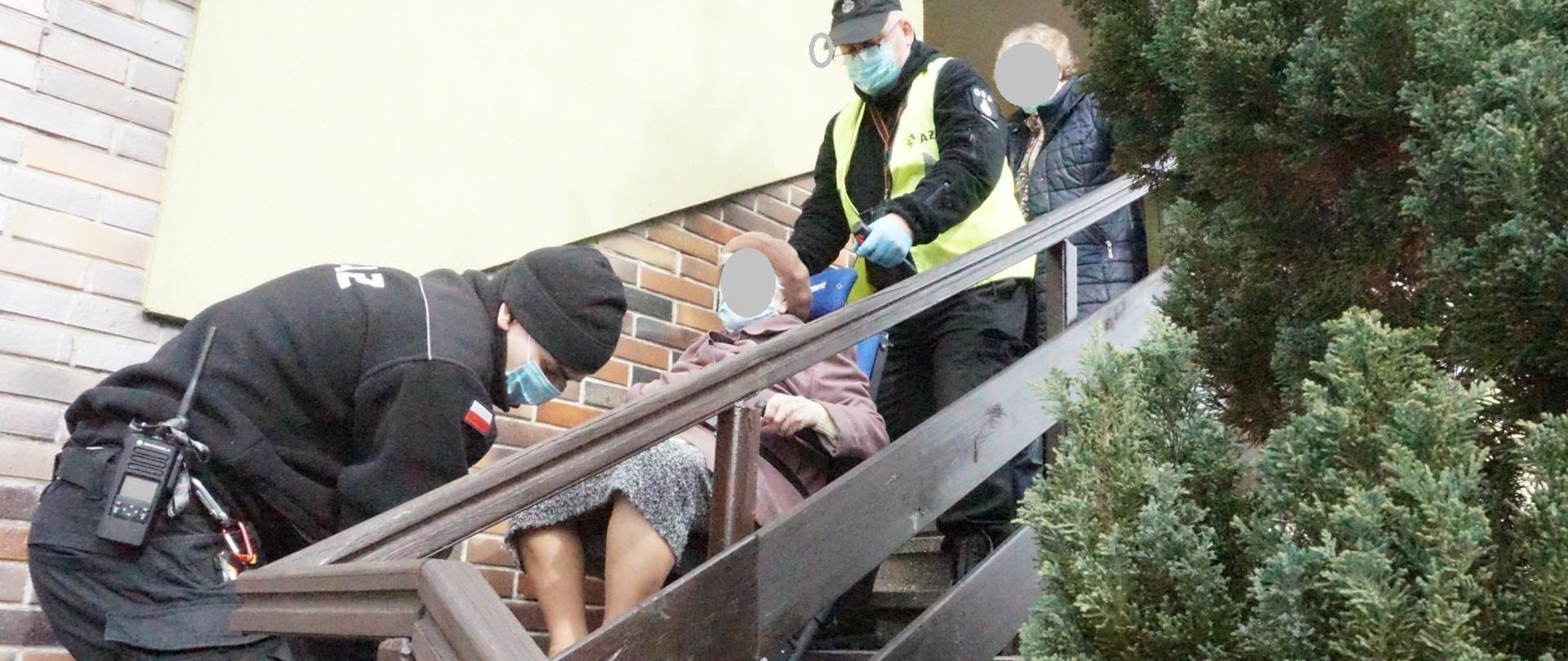 Strażacy pomagają w transporcie na szczepienia przeciw COVID-19