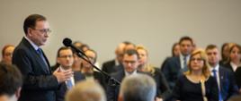 Premier Mateusz Morawiecki oraz minister Mariusz Kamiński podczas Europejskiego Dnia Numeru Alarmowego 112 w MSWiA