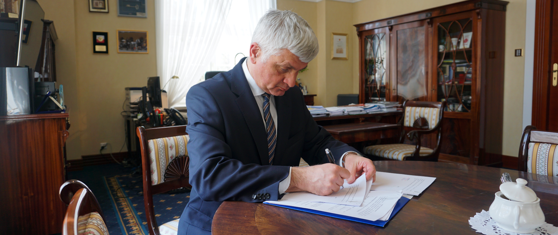 Ponad 3,8 mln zł na wsparcie osób niepełnosprawnych. Wojewoda podpisuje umowy z samorządami