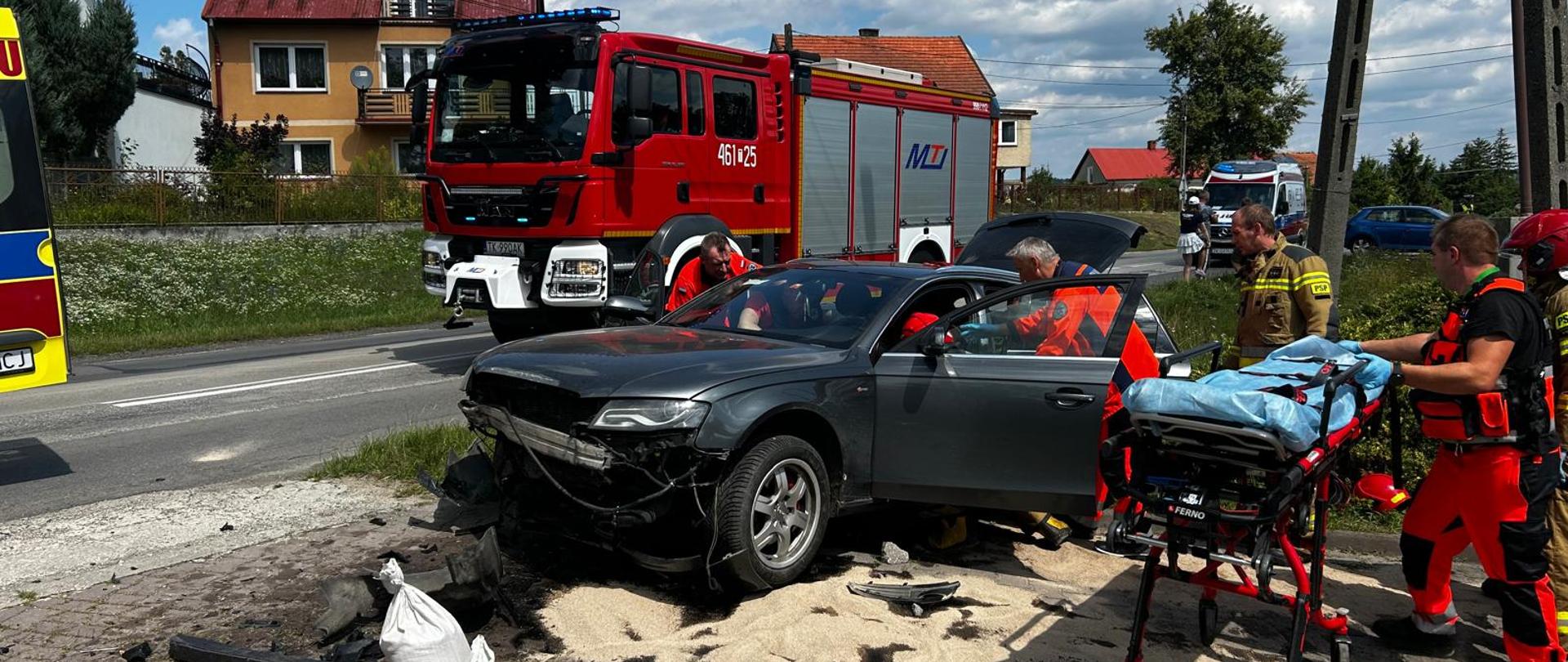 Samochody osobowe uczestniczące w wypadku oraz służby ratownicze likwidujące skutki zdarzenia.