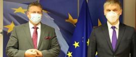 Minister rozwoju i technologii Piotr Nowak stoi, po jego lewej stronie stoi wiceprzewodniczący Komisji Europejskiej Maroš Šefčovič, z tyłu za nimi flagi Unii Europejskiej 