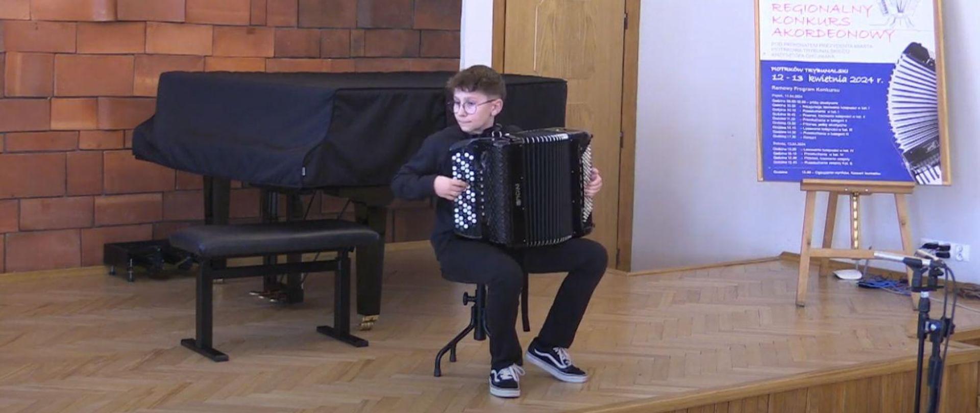 Piotr Sala gra na akordeonie