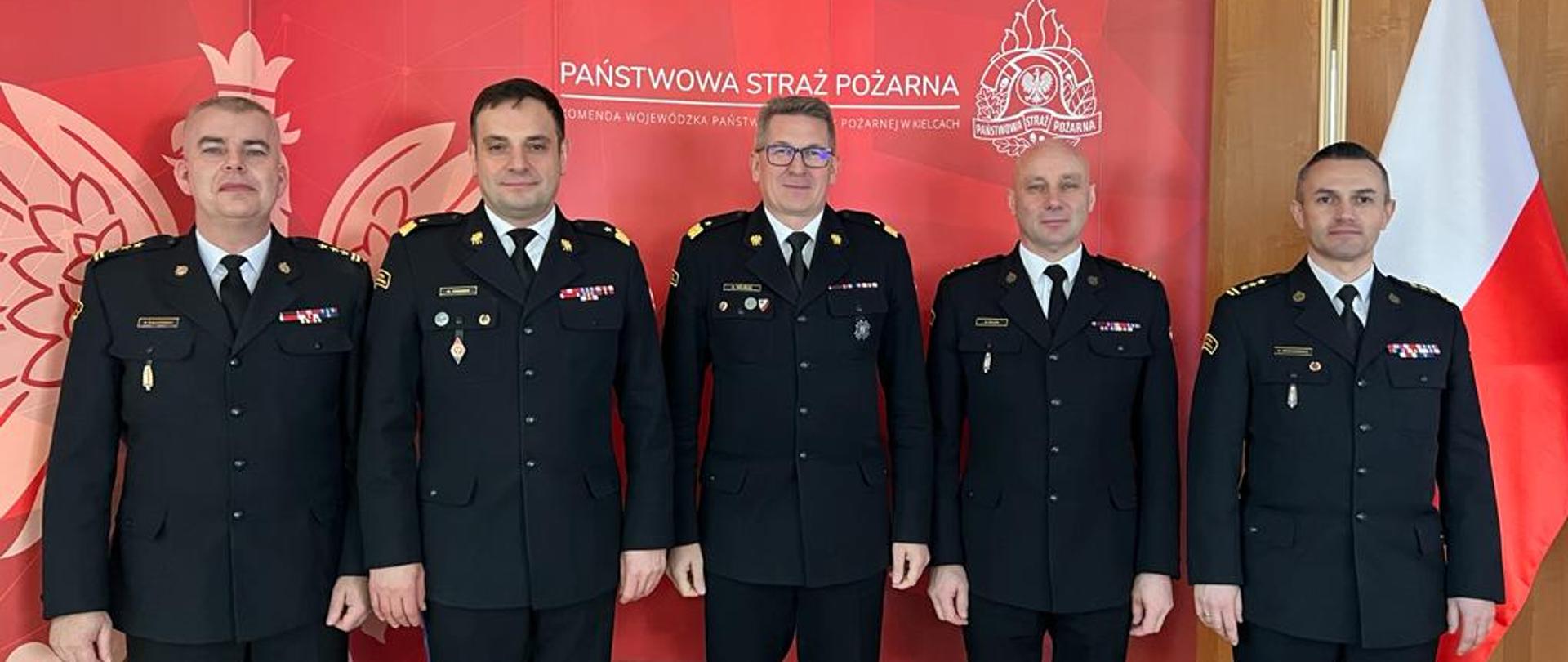 Zastępca komendanta głównego oraz kierownictwo świętokrzyskiej komendy wojewódzkiej PSP pozujące do zdjęcia. 