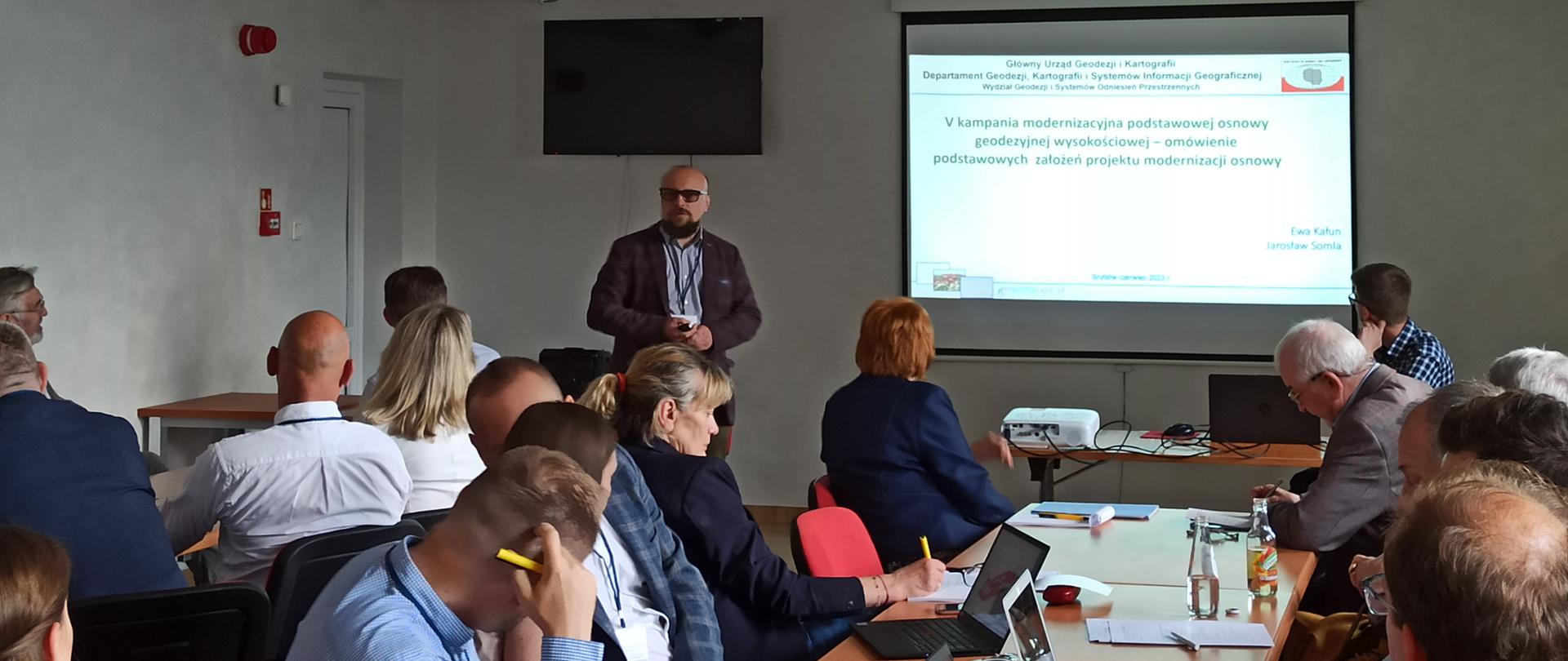 Na zdjęciu Jarosław Somla, Naczelnik Wydzału GSOP w trakcie prezentacji na temat V kampanii modernizacyjnej podstawowej osnowy wysokościowej.