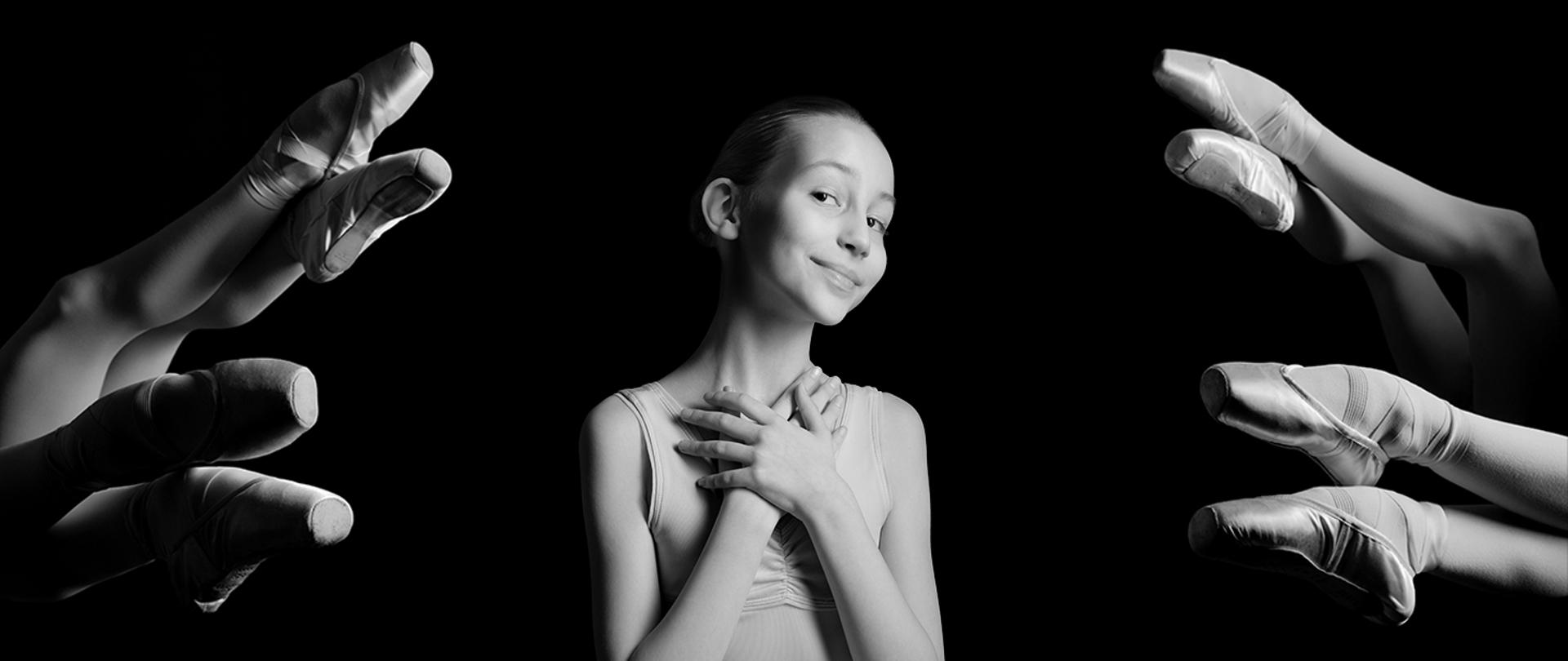 Czarno białe zdjęcie baletnicy z rękoma złożonymi na piersi, z prawej i lewej strony stopy ubrane w baletki skierowane do środka