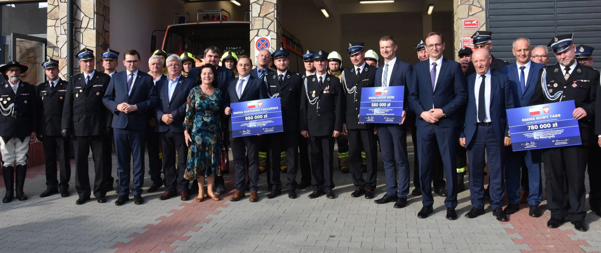 Przekazanie czeków na zakup pojazdów strażackich, w tym dla OSP w Białce Tatrzańskiej