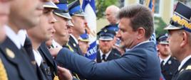 Wicewojewoda Opolski Piotr Pośpiech w trakcie wręczania odznaczeń podczas Wojewódzkich Obchodów Dnia Strażaka w Krapkowicach. 