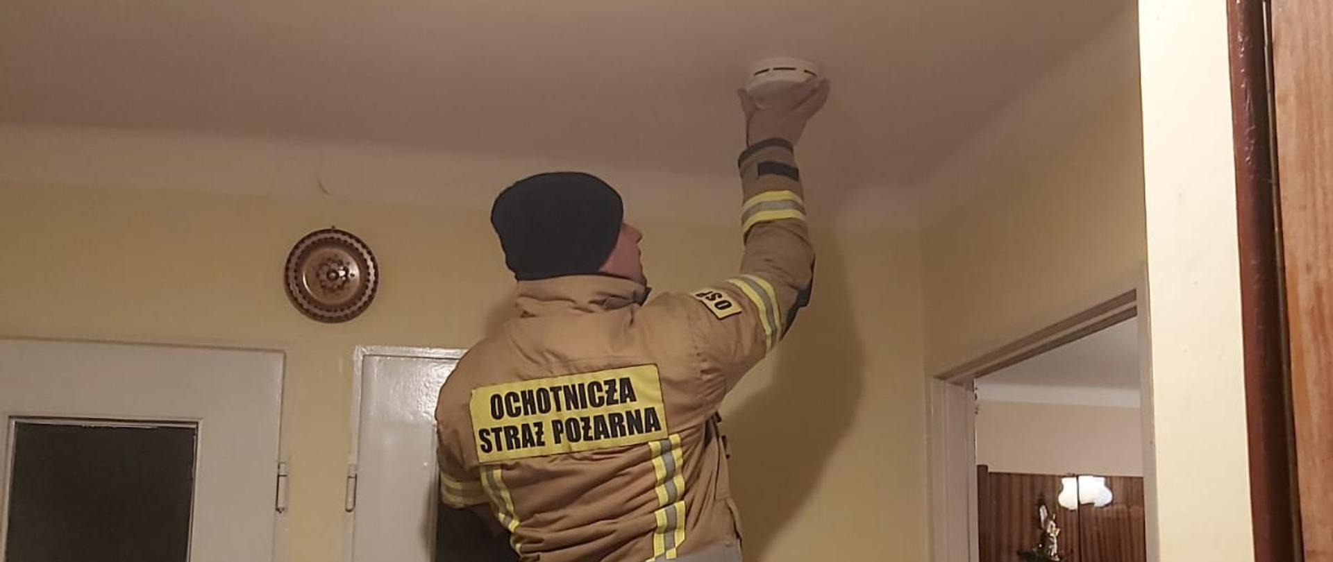 Strażacy OSP z Gminy Kościelisko montują czujki dymu ufundowane przez Urząd Gminy Kościelisko.