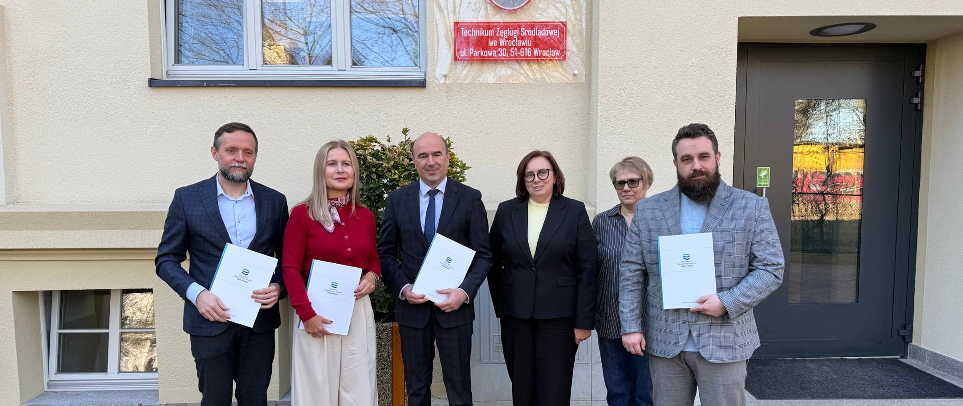 Sygnatariusze porozumienia na rzecz kształcenia przyszłych specjalistów w gospodarce wodnej.