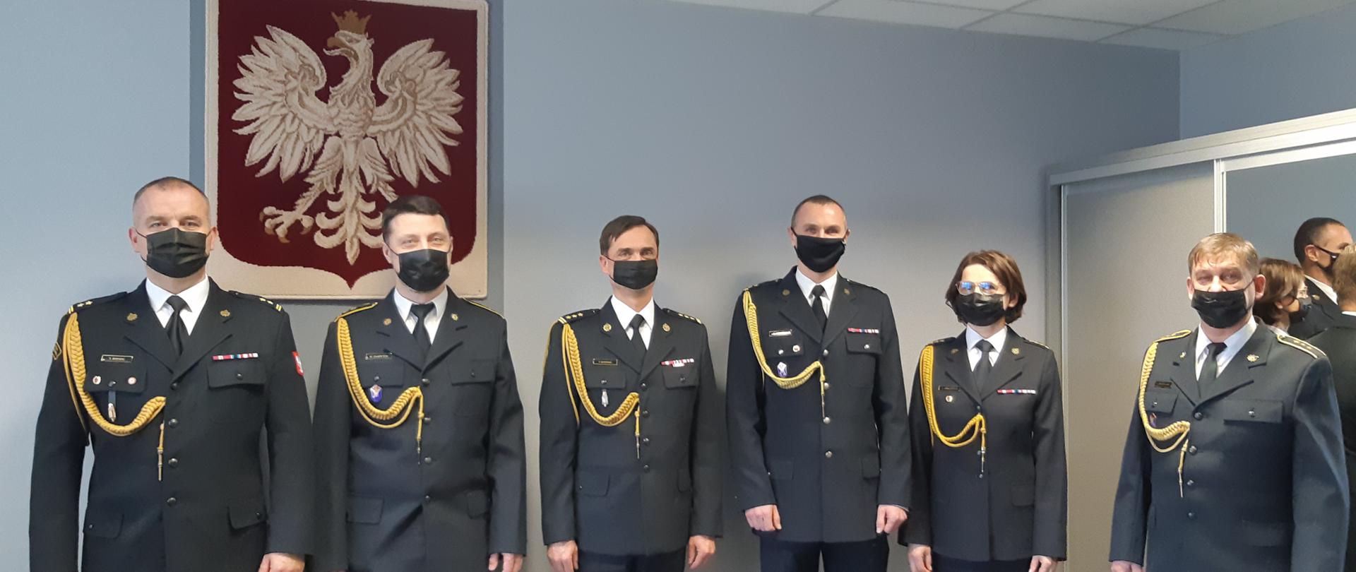 Zdjęcie grupowe Kierownictwa Komendy Miejskiej PSP w Białymstoku wraz z funkcjonariuszami przechodzącymi na zaopatrzenie emerytalne