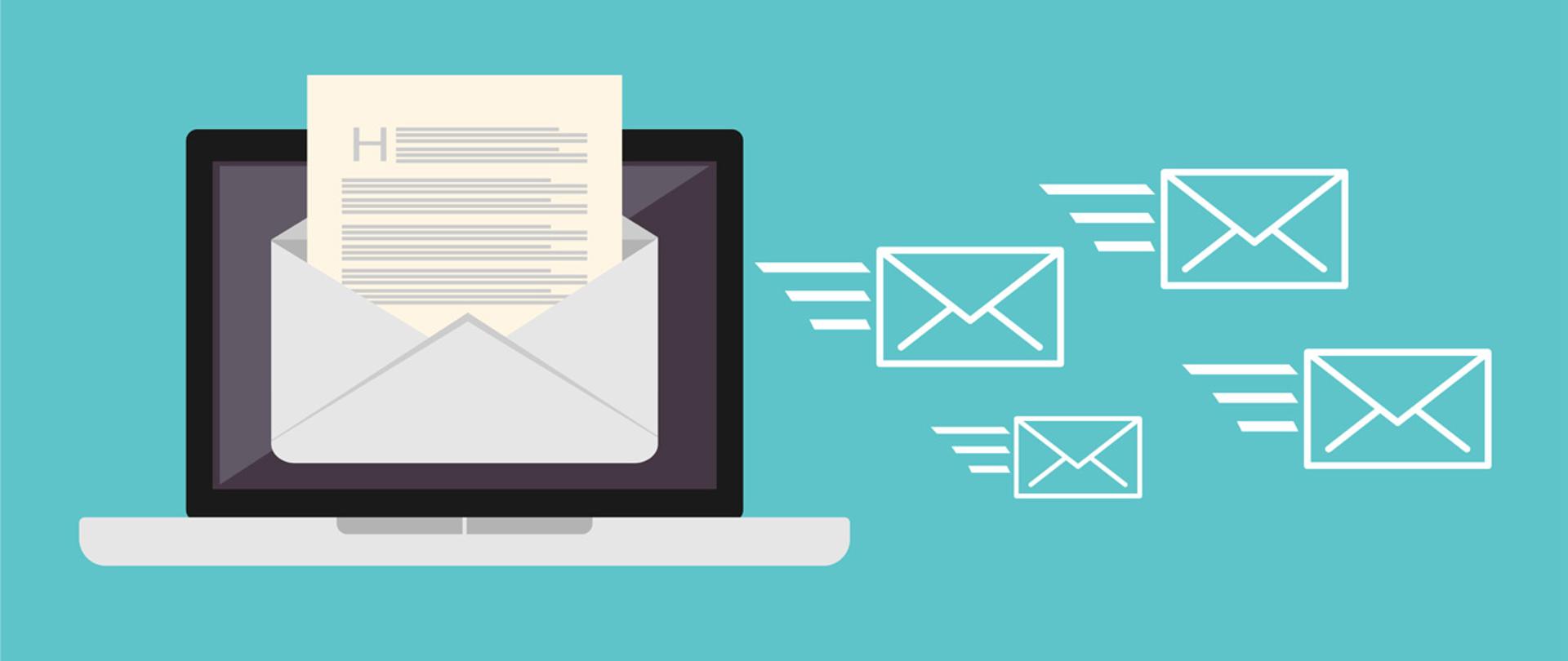 Laptop przed którym jest koperta z zapisaną kartką, obok cztery rożnej wielkości koperty.